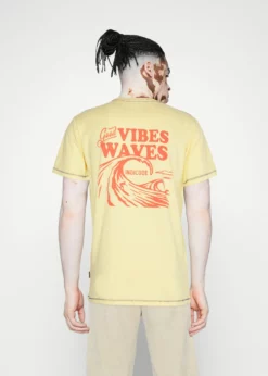 Indicode Jeans WAVE - T-shirt Z Nadrukiem - Golden Haze