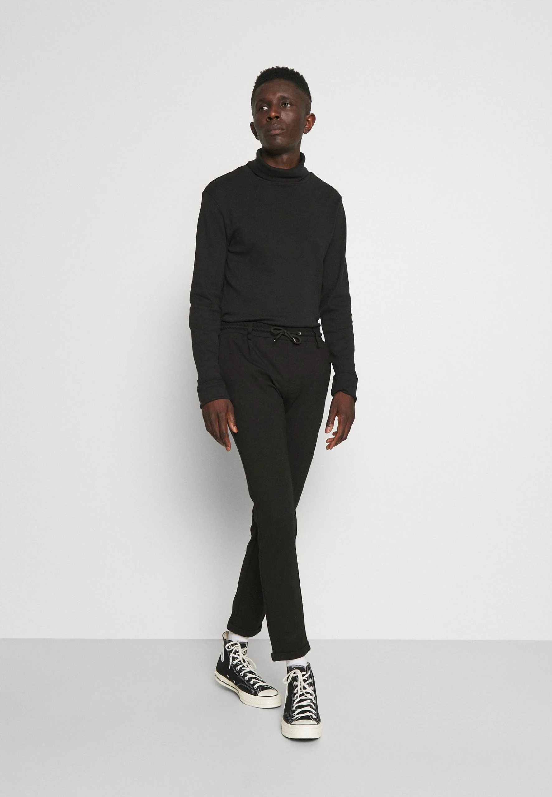 Indicode Jeans EBERLEIN WITH ROLLED UP - Spodnie Materiałowe - Black 2 Indicode Jeans EBERLEIN WITH ROLLED UP - Spodnie Materiałowe - Black - obrazek 2