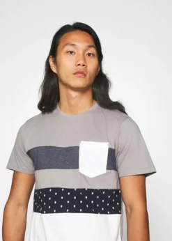 Indicode Jeans SILKEBORG - T-shirt Z Nadrukiem - Grey -Indicode Jeans Sklep 18f3d0ddff71491dbc41a778e1a86033 scaled