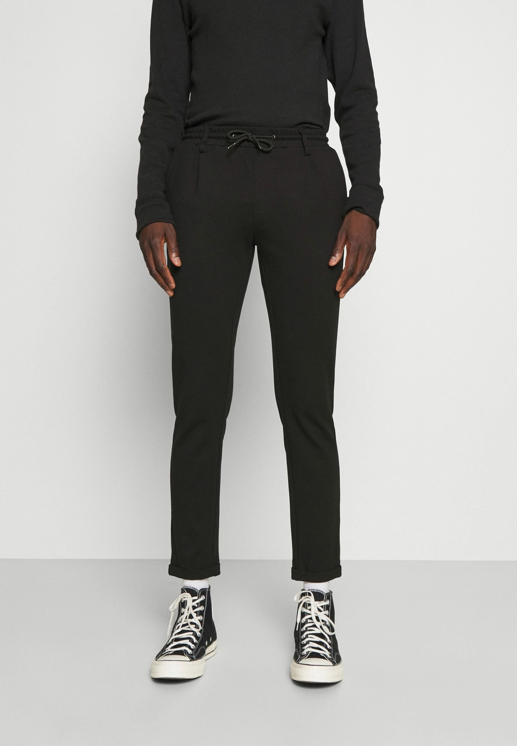 Indicode Jeans EBERLEIN WITH ROLLED UP - Spodnie Materiałowe - Black 1 Indicode Jeans EBERLEIN WITH ROLLED UP - Spodnie Materiałowe - Black